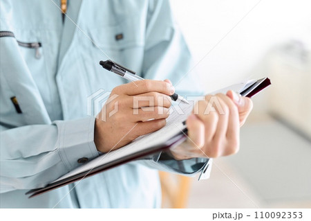 点検をするアジア人の作業員の手元 110092353