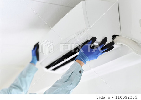 エアコンの点検をするアジア人の作業員 110092355