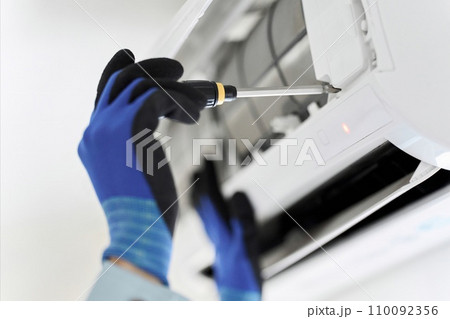 エアコンの点検をするアジア人の作業員 110092356