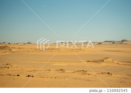 エジプト南部に広がるヌビア砂漠のとても美しい風景 110092545