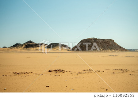 エジプト南部に広がるヌビア砂漠のとても美しい風景 110092555