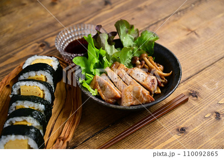 豚ロースの塩麴漬けと卵の海苔巻き 110092865