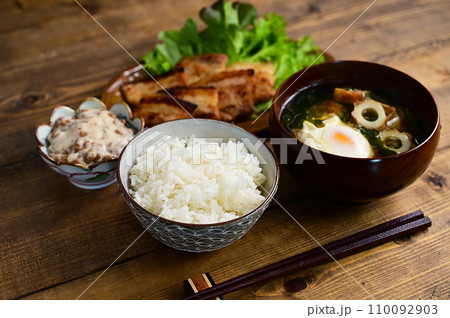一汁二菜　豚の味噌漬け焼きと納豆 110092903