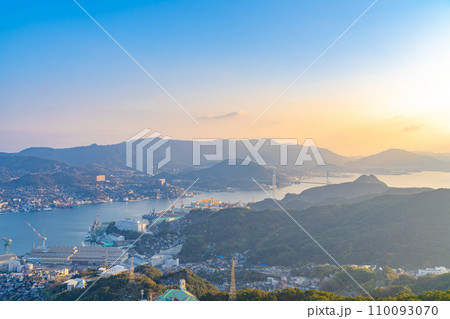 長崎市の夕日　稲佐山展望台 110093070