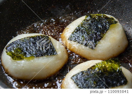 餅(丸餅)の磯辺焼き調理シーン。余った餅リメイクイメージ。 110093841