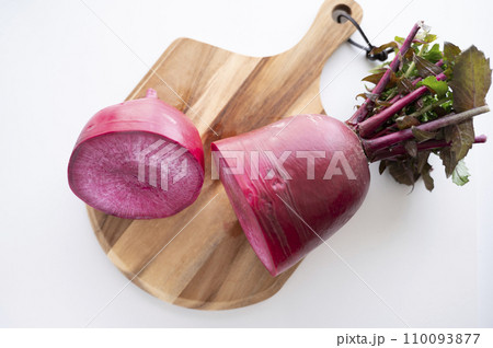 半分にカットした紅くるり大根 半分にカットした紅くるり大根 110093877
