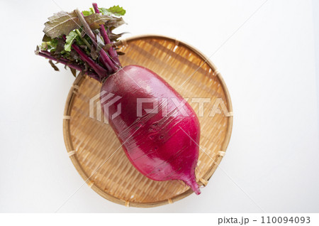 新鮮な野菜　紅くるり大根　 110094093