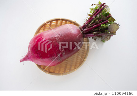 竹ざるに乗った紅くるり大根 110094166