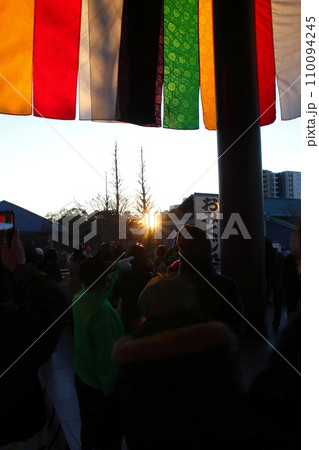 西新井大師・總持寺境内から望む元旦の初日の出と群衆／2021年 110094245