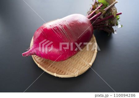 ざるに乗せた紅くるり大根 110094286