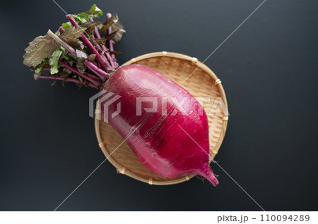 ざるに乗せた紅くるり大根 110094289