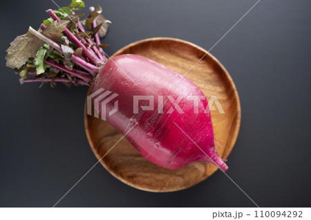 ざるに乗せた紅くるり大根 110094292