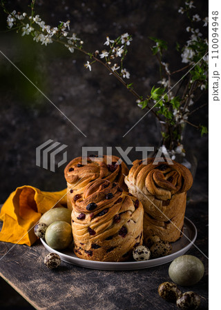 Easter cake cruffin with raisins and crunberry Easter cake cruffin with raisins and crunberry 110094948