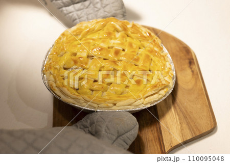 手作りアップルパイ焼き上がり 手作りアップルパイ焼き上がり 110095048
