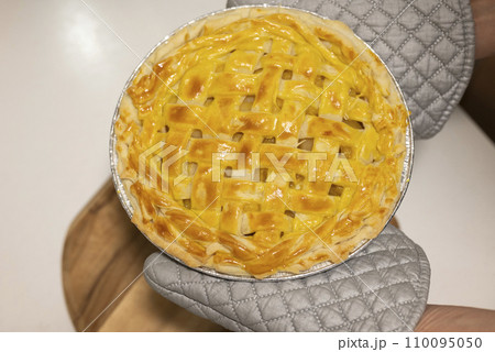 手作りアップルパイ焼き上がり 手作りアップルパイ焼き上がり 110095050