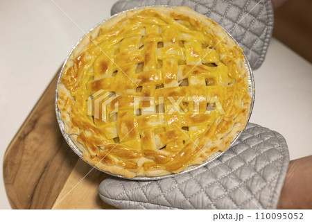 手作りアップルパイ焼き上がり 110095052
