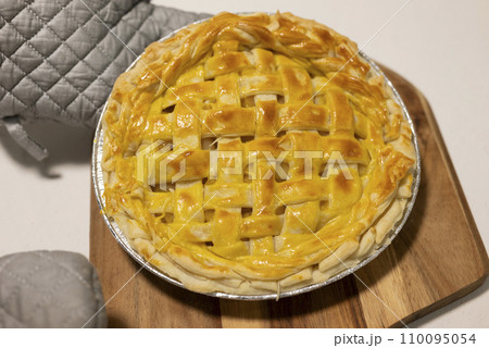 手作りアップルパイ焼き上がり 110095054