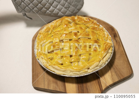 手作りアップルパイ焼き上がり 110095055