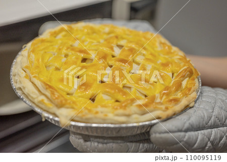 手作りアップルパイ焼き上がり 手作りアップルパイ焼き上がり 110095119