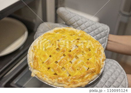 手作りアップルパイ焼き上がり 110095124