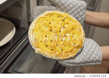手作りアップルパイ焼き上がり 手作りアップルパイ焼き上がり 110095129