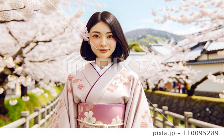 桜の街道を歩く着物を着た日本人女性 110095289