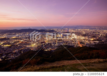 福岡県、皿倉山展望台から眺める北九州市の夕景(八幡製鉄所方面) 福岡県、皿倉山展望台から眺める北九州市の夕景(八幡製鉄所方面) 110095624