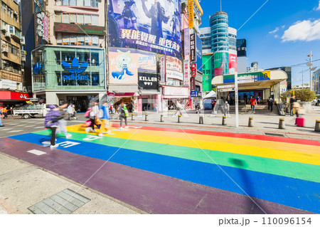 台北　西門町のレインボー横断歩道 110096154