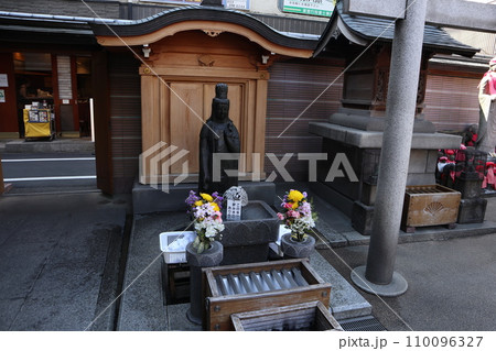 巣鴨 とげぬき地蔵高岩寺の洗い観音 巣鴨 とげぬき地蔵高岩寺の洗い観音 110096327