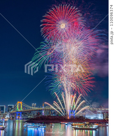 お台場レインボー花火と点灯するレインボーブリッジ お台場レインボー花火と点灯するレインボーブリッジ 110096374