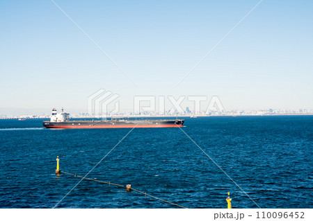 海ほたるから見える広々とした東京湾と海面を進大きなタンカー 110096452