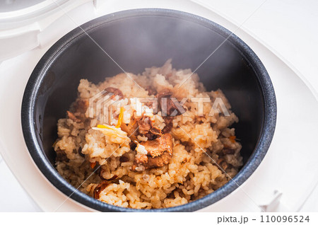 炊きたての牡蠣ご飯 炊きたての牡蠣ご飯 110096524