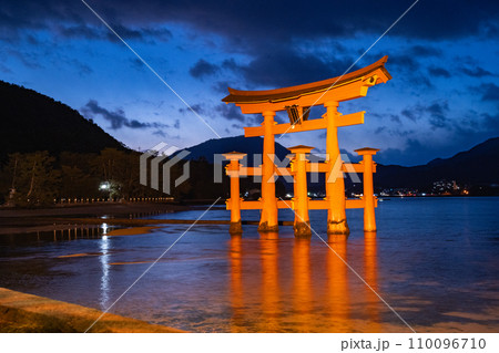 夜の大鳥居 宮島 厳島神社 広島県 廿日市市 夜の大鳥居 宮島 厳島神社 広島県 廿日市市 110096710