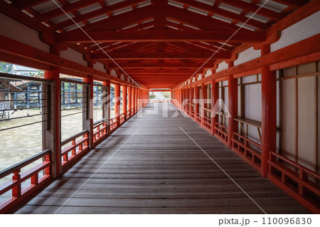 宮島 干潮時の厳島神社 広島県 廿日市市 110096830