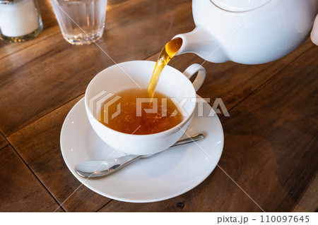 ティーポットで注ぐアールグレイ 上品な紅茶のティータイム ティーポットで注ぐアールグレイ 上品な紅茶のティータイム 110097645