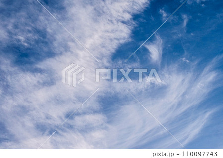 早春の鈎状雲の飛ぶ雲　早春の飛ぶ巻雲の鈎状雲 110097743
