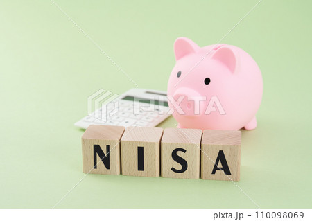 NISAイメージ　積み木と豚の貯金箱と電卓 110098069