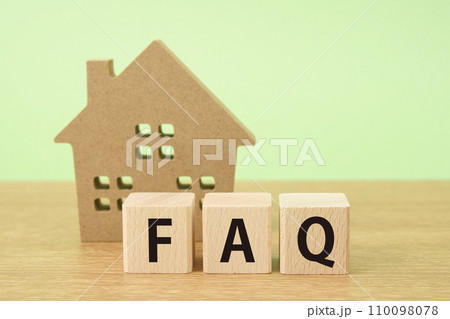 住宅イメージ　住宅模型と積み木に書いたFAQ 110098078