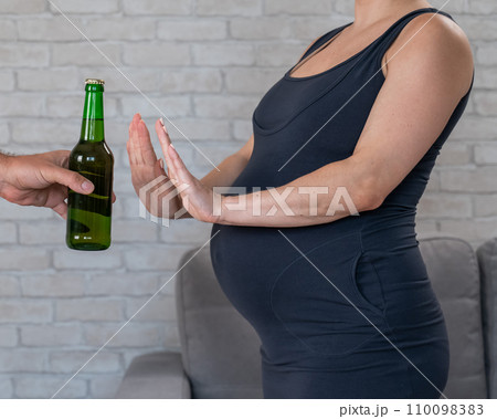 A pregnant woman refuses beer. 110098383