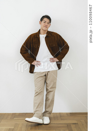 カメラ目線の30代の男性　全身 110098467