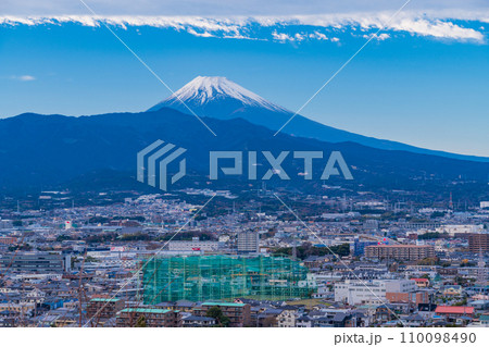 (静岡県)清水町本城山公園から望む、県東部の街並と富士山 (静岡県)清水町本城山公園から望む、県東部の街並と富士山 110098490