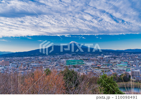 （静岡県）清水町本城山公園から望む、県東部の街並と富士山 110098491