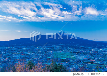 (静岡県)清水町本城山公園から望む、県東部の街並と富士山 (静岡県)清水町本城山公園から望む、県東部の街並と富士山 110098495
