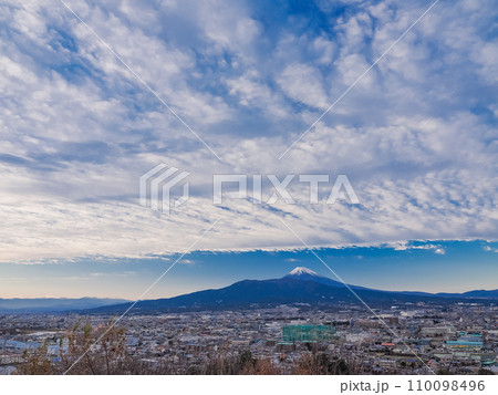 （静岡県）清水町本城山公園から望む、県東部の街並と富士山 110098496