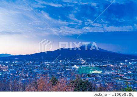 （静岡県）清水町本城山公園から望む、県東部の街並と富士山 110098580