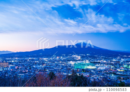 （静岡県）清水町本城山公園から望む、県東部の街並と富士山 110098583