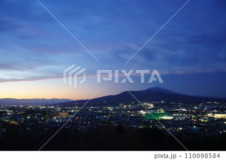 (静岡県)清水町本城山公園から望む、県東部の街並と富士山 (静岡県)清水町本城山公園から望む、県東部の街並と富士山 110098584