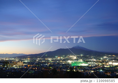 (静岡県)清水町本城山公園から望む、県東部の街並と富士山 (静岡県)清水町本城山公園から望む、県東部の街並と富士山 110098585
