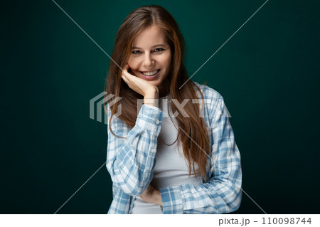 Attractive woman with naturally long brown hair 110098744