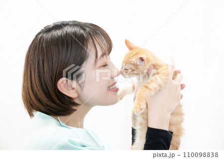 猫と鼻キスをする女性 110098838